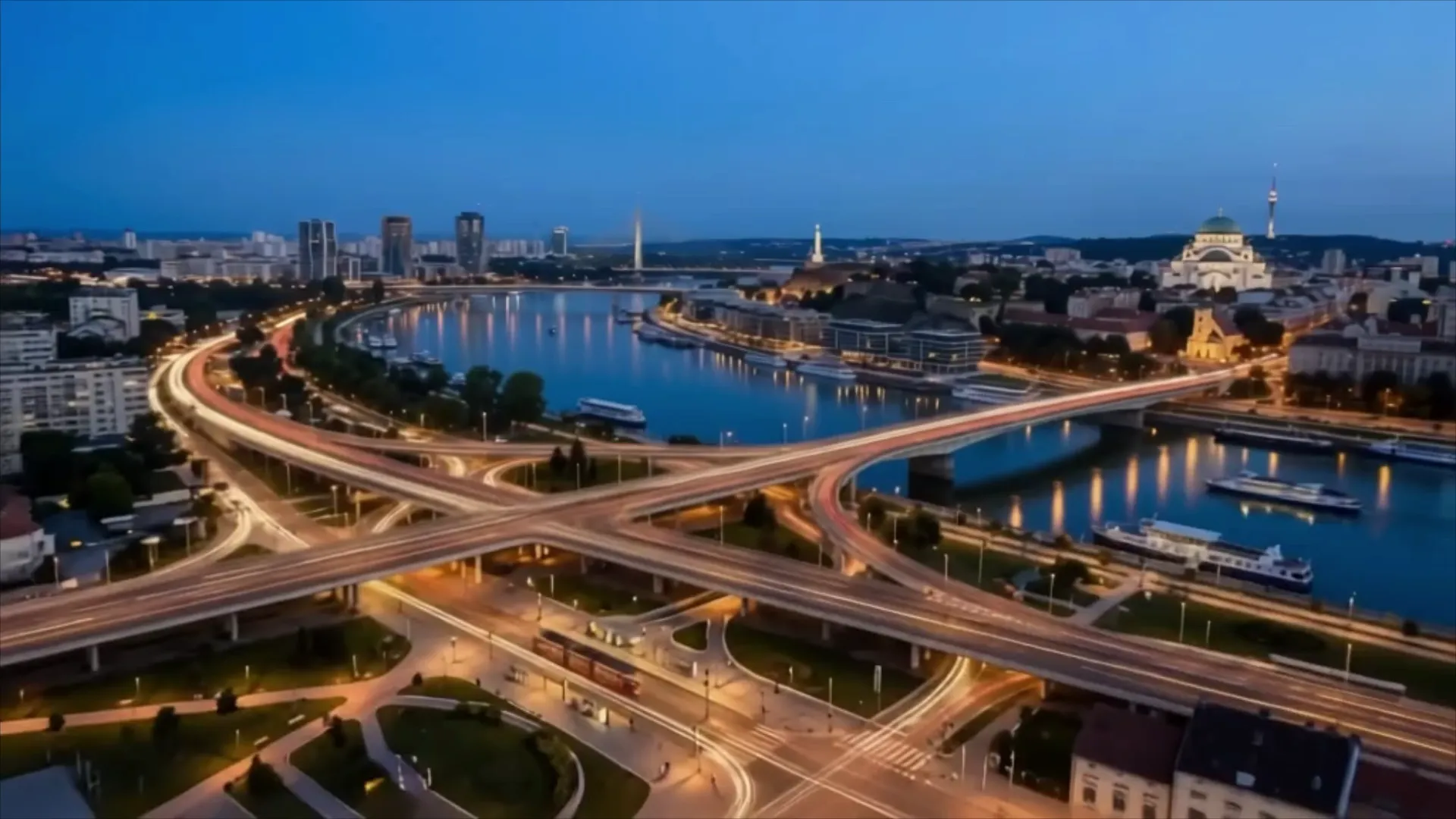 Beograd u sumrak iz vazduha — reka, mostovi i Hram Svetog Save